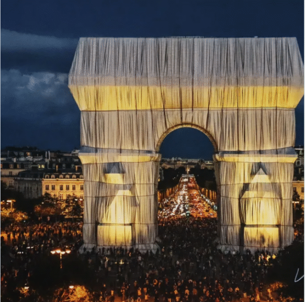 Christo (1935-2020) - L'Arc de Triomphe, Wrapped, by Night - Image 2